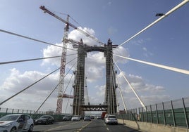 El Gobierno de Sánchez culpa al Puerto de Sevilla de los sobrecostes de la obra del Puente del Centenario