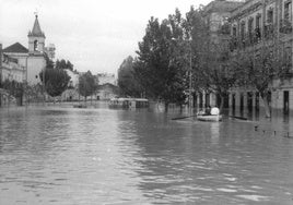 «A este nivel llegaron las aguas»: las placas de Sevilla que marcan la inundación de 1961