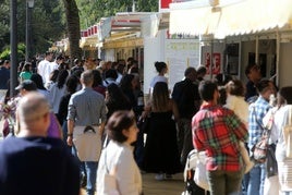 La Feria del Libro de Sevilla en los Jardines de Murillo logra cifras muy similares al año de los récords pese a la DANA