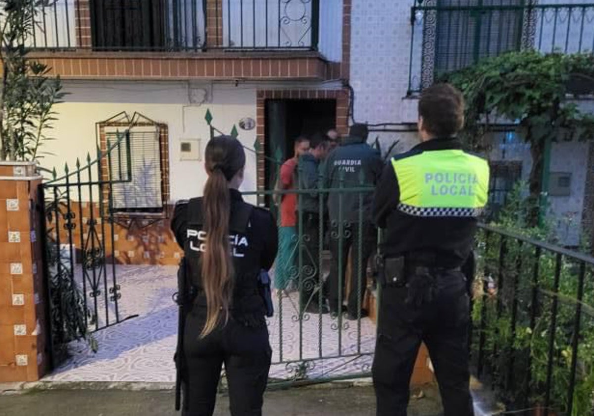 La Policía Local y la Guardia Civil en una intervención en Cantillana