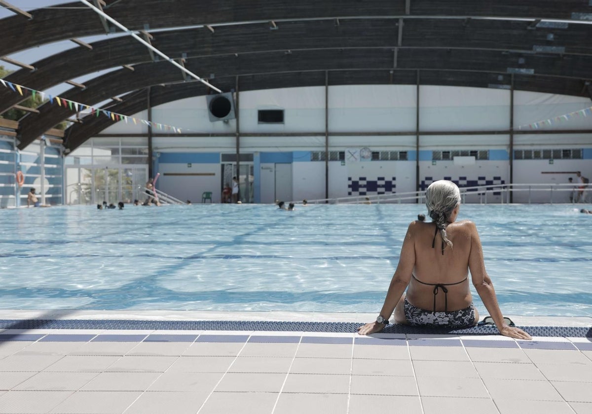 Una usuaria en la piscina pública de Alcosa