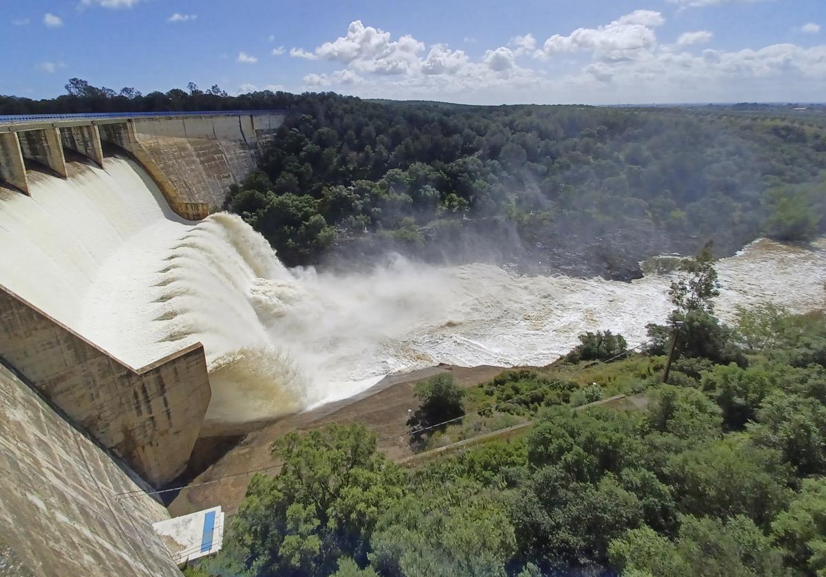 Vista del embalse de El Gergal en la localidad sevillana de Guillena desembalsando agua