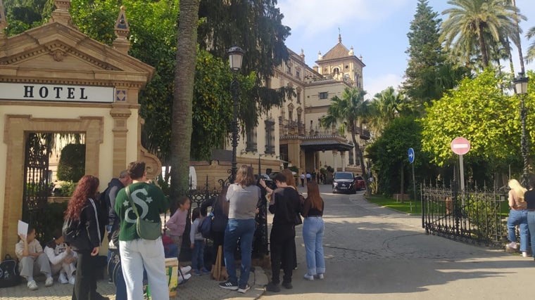 Los fans de Jhonny Depp a las puertas del Hotel Alfonso XIII