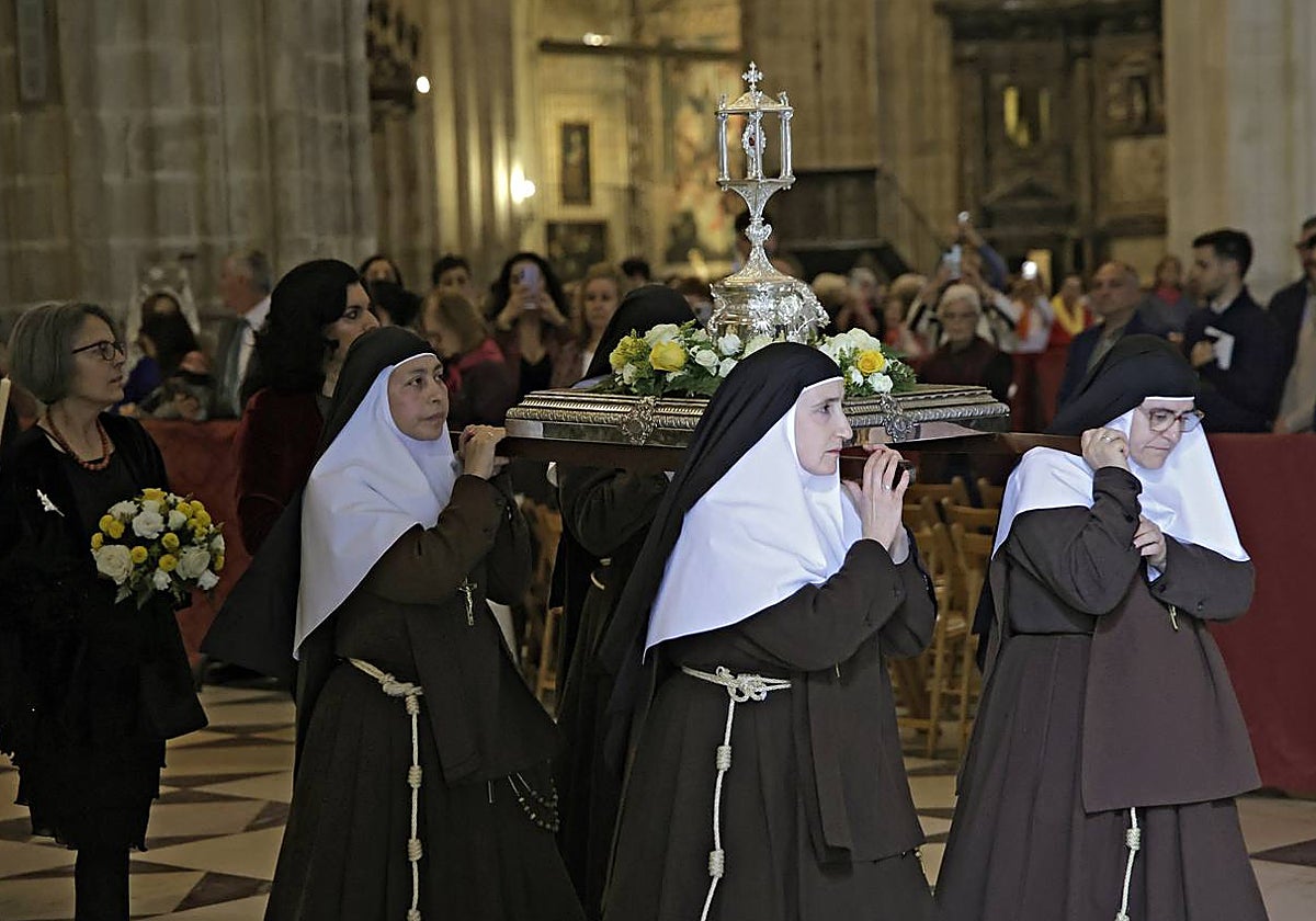 Las Hermanas de la Cruz portan la urna con las reliquias del nuevo beato