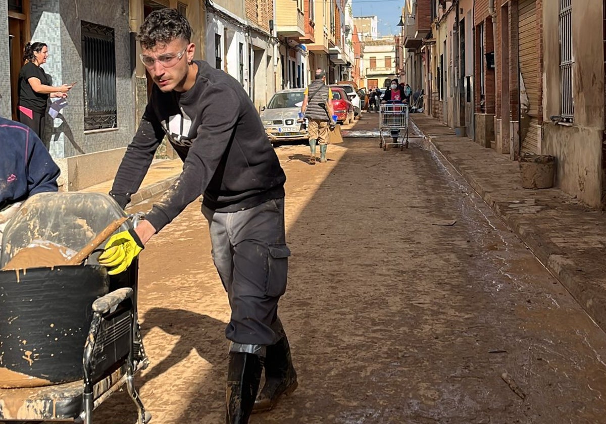 Uno de los voluntarios en Catarroja