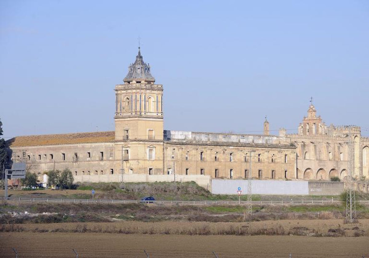 Monasterio de San Isidoro del Campo, situado al lado de la Autovía de la Plata