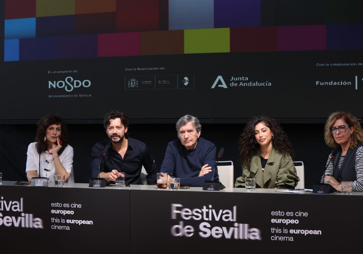 En el centro, el director, Gerardo Herrerro, con Álvaro Morte, a su derecha, y Mina El Hammani, a su izquierda