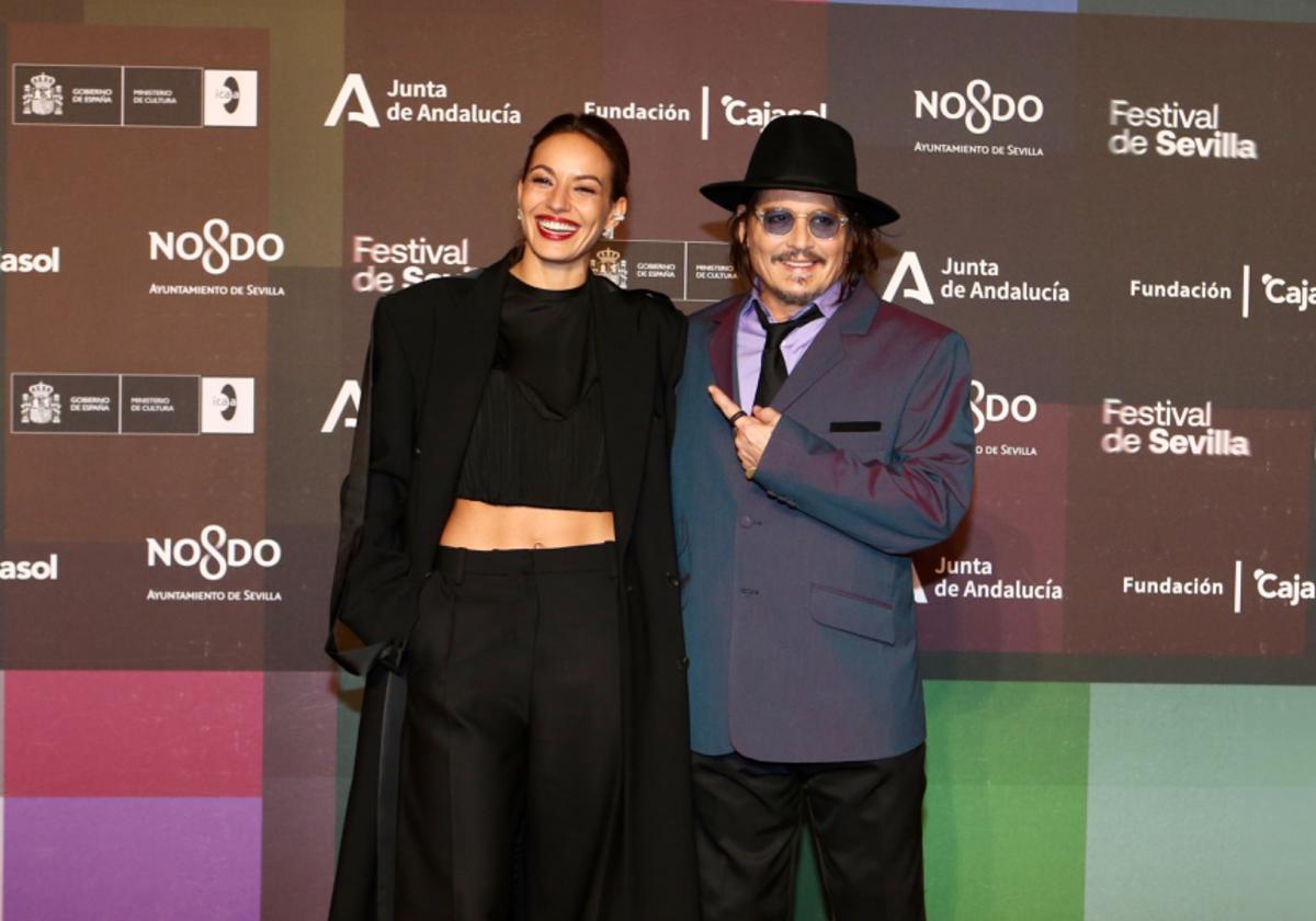 Johnny Depp y Antonia Desplat, director y actriz de 'Modi' en la alfombra roja del Cartuja Center