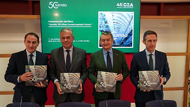 Javier González de Lara, José Luis Sanz, Antonio Sanz y Luis Sánchez Manzano, con el libro 'Sando, 50 años construyendo futuro'
