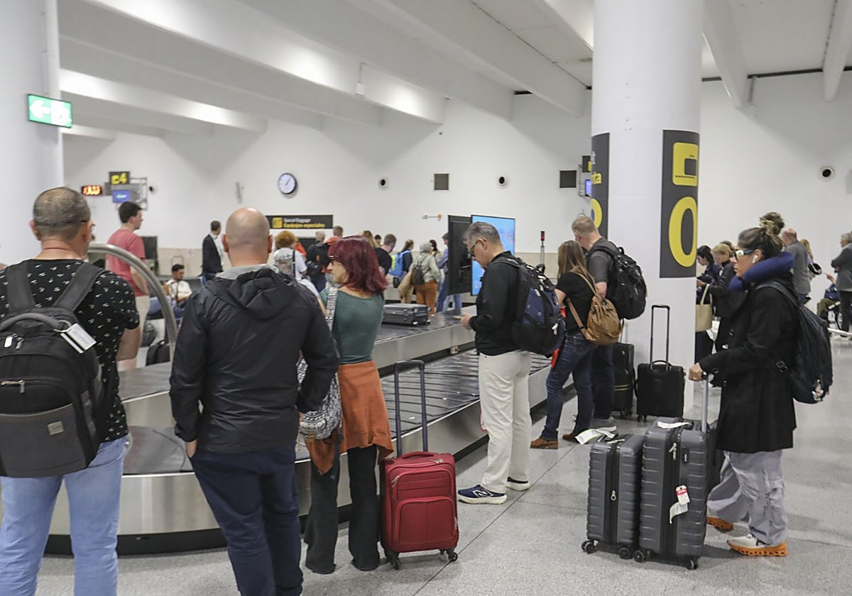 Miles de personas en el Aeropuerto de Sevilla