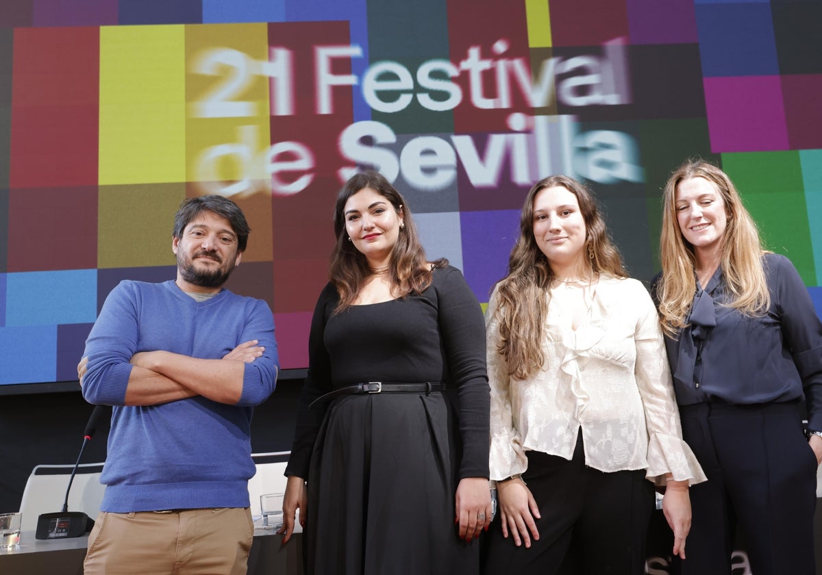 Las hijas de Jesús Quintero, Andrea y Lola (en el centro) junto a Alberto Fernández y Marías Recarte