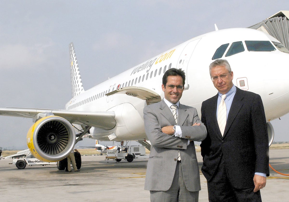 José Miguel Abad y Carlos Muñoz, entonces presidente y consejero delegado de Vueling, respectivamente, en el aeropuerto de Sevilla hace justo 20 años