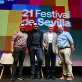 Alfonso Sánchez (director) junto a Sergio Rubio y Carlos Crespo Arnold (guionistas) y el actor Roberto Quintana