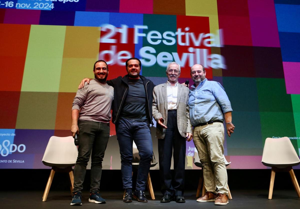 Alfonso Sánchez (director) junto a Sergio Rubio y Carlos Crespo Arnold (guionistas) y el actor Roberto Quintana