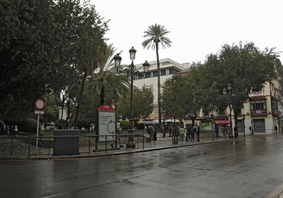 El aviso naranja por fuertes lluvias ha dejado medio vacías las ciudades y las carreteras andaluzas