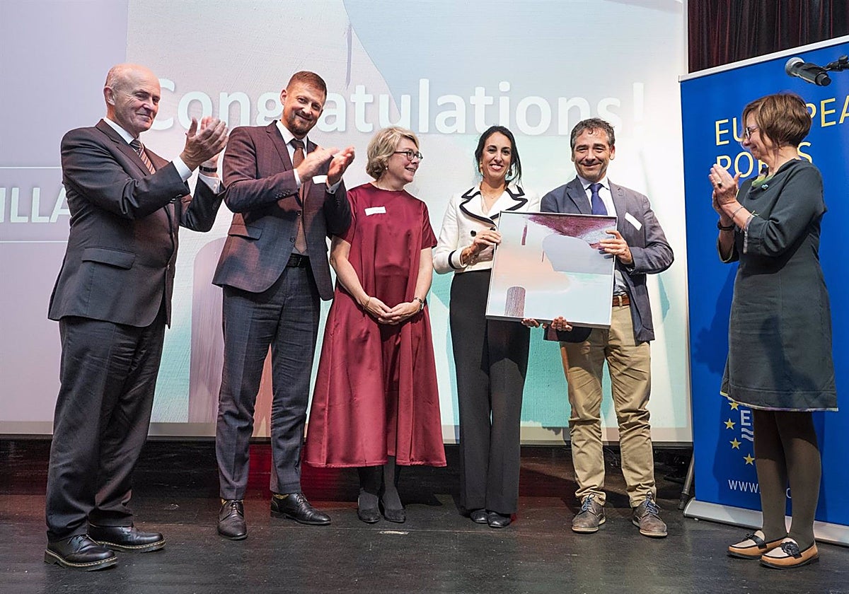 Imagen del momento en el que recogen el premio