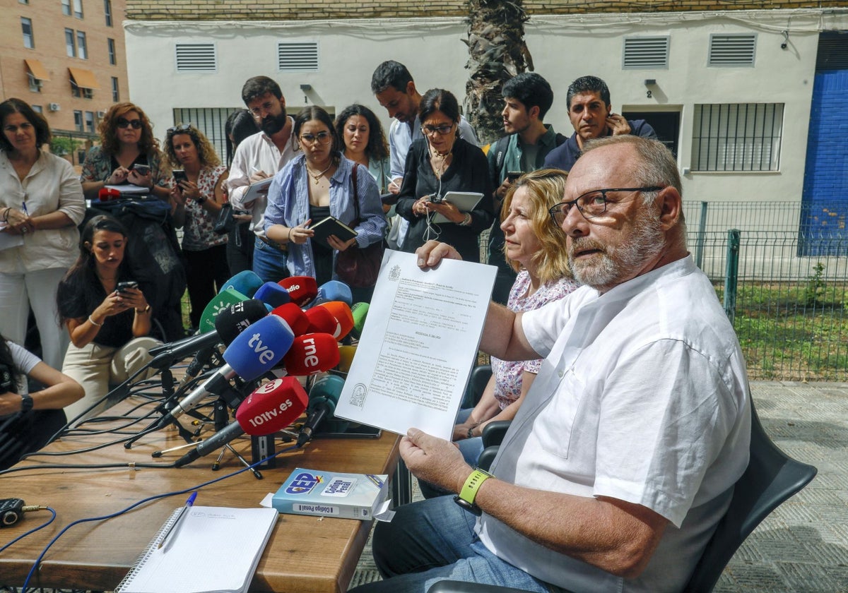 Antonio del Castillo, junto a Eva Casanueva, en la última rueda de prensa ofrecida en la puerta de su casa