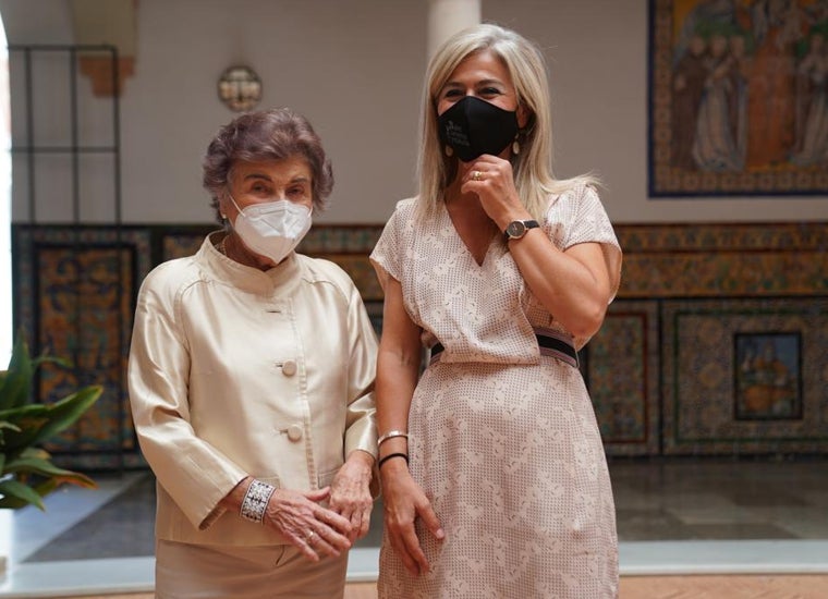 Carmen Laffón y Patricia del Pozo, durante la presentación del 'Semestre Laffón' en el Museo de Bellas Artes de Sevilla el 9 de septiembre de 2020