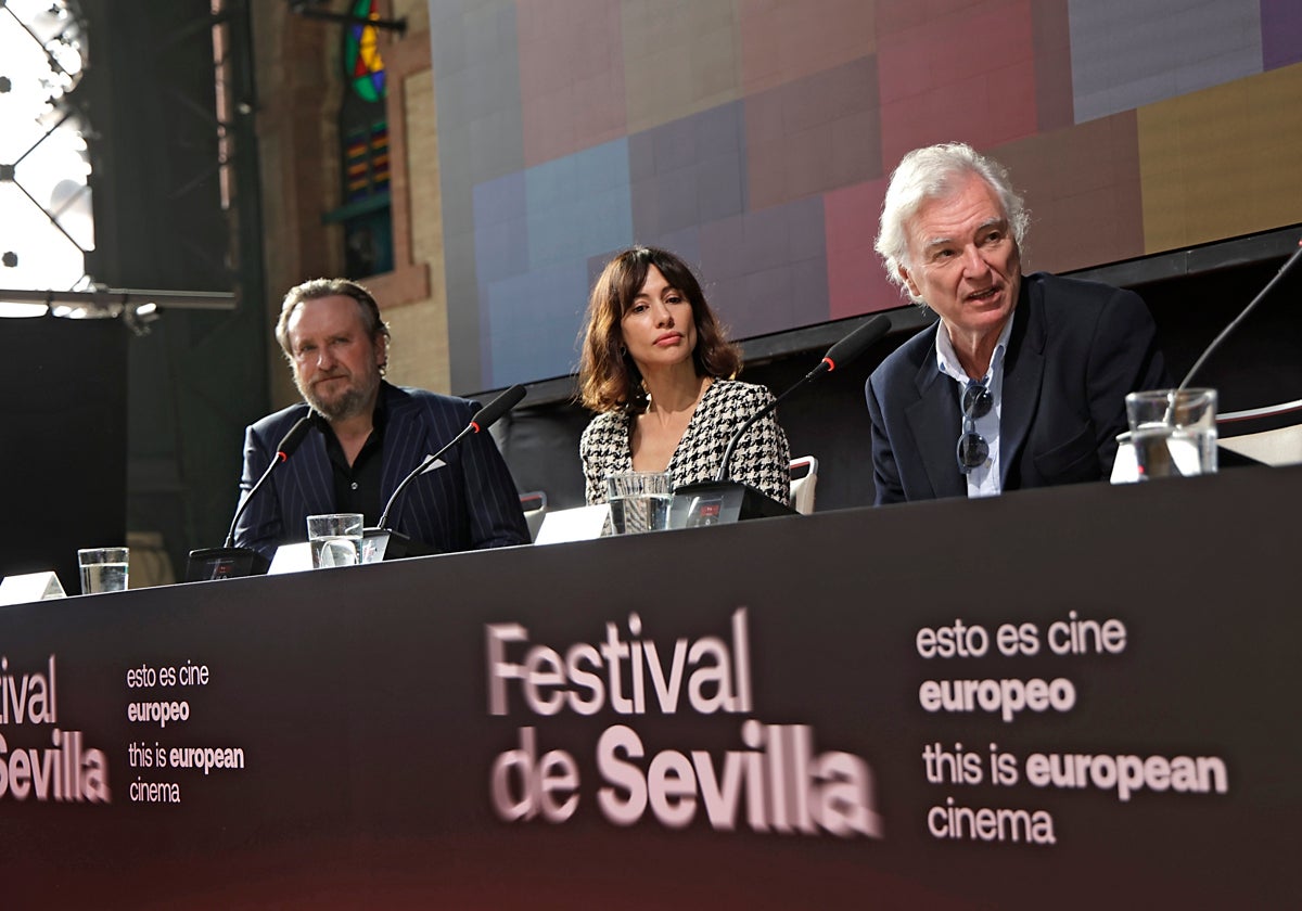 Los actores Fernando Cayo y Natalia Verbeke, protagonistas de 'Padres', junto al productor Eduardo Campoy