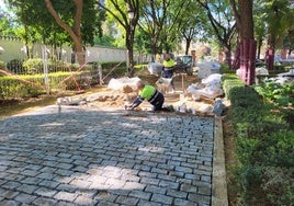 Los jardines del Prado de San Sebastián de Sevilla cambian el albero por un nuevo adoquinado