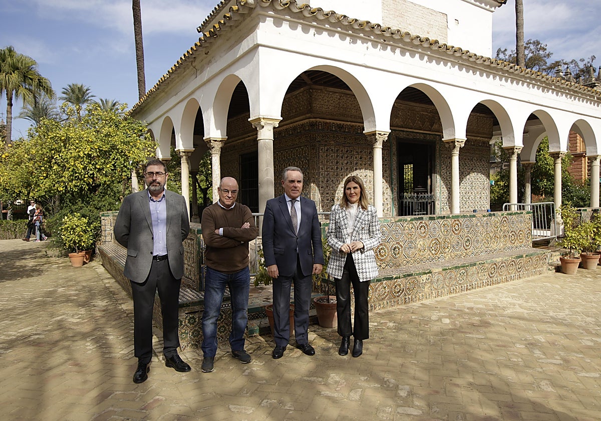 Miguel Ángel Tabales, Andrés Luque Teruel, Juan Bueno y Ana Jáuregui, junto al Cenador de Carlos V
