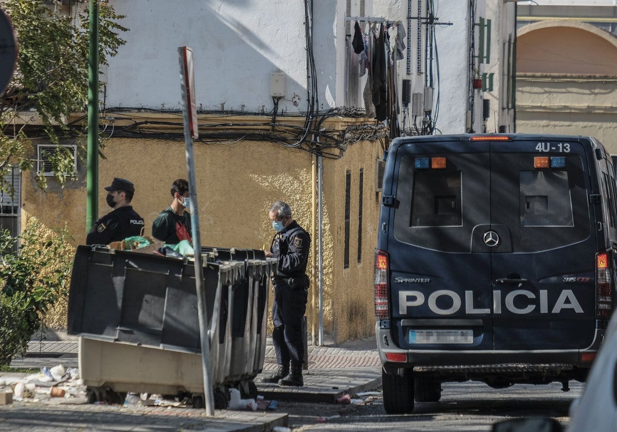 Un furgón policial en una calle de los Pajaritos