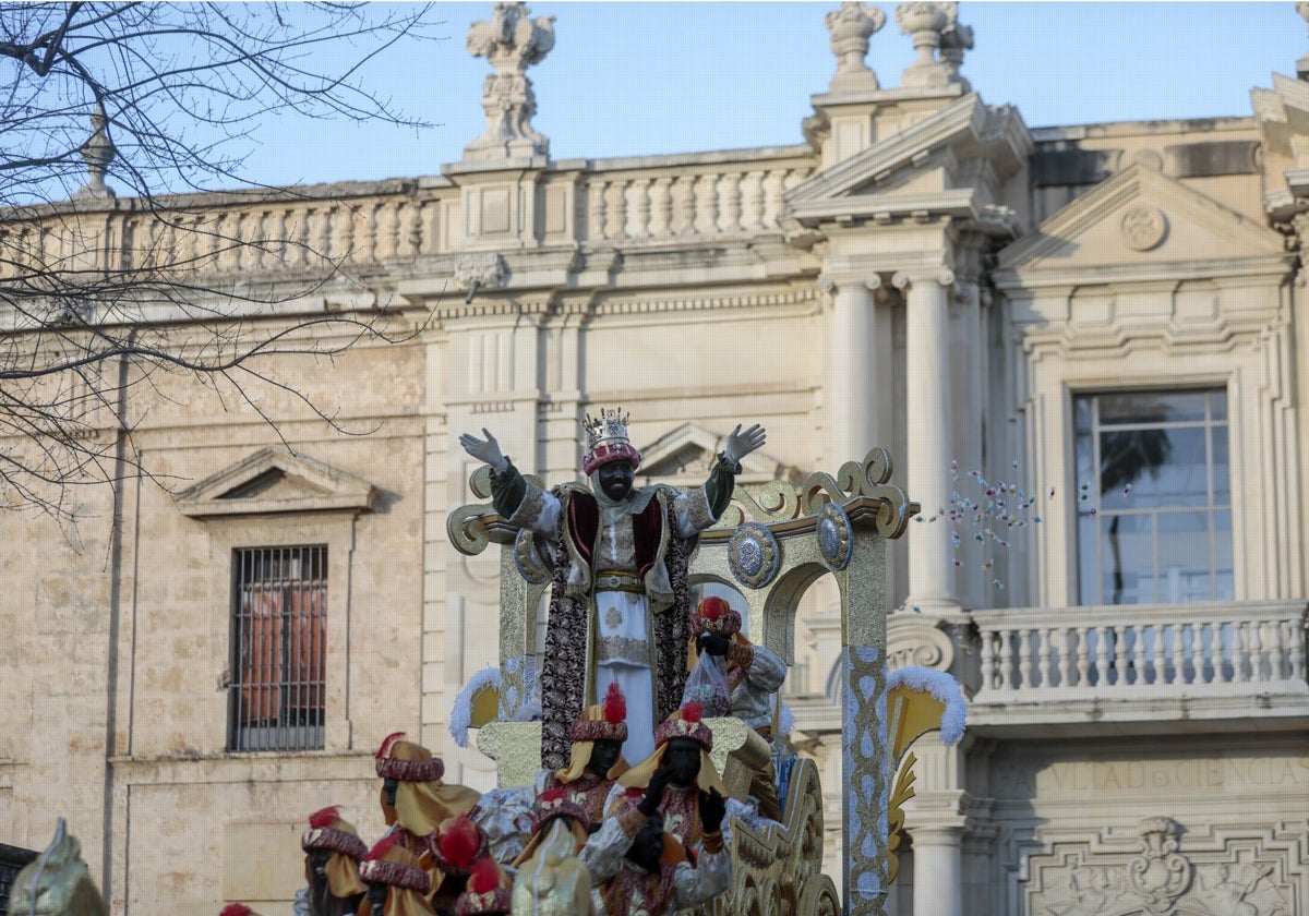 La carroza del Rey Baltasar saliendo del Rectorado de la Universidad de Sevilla