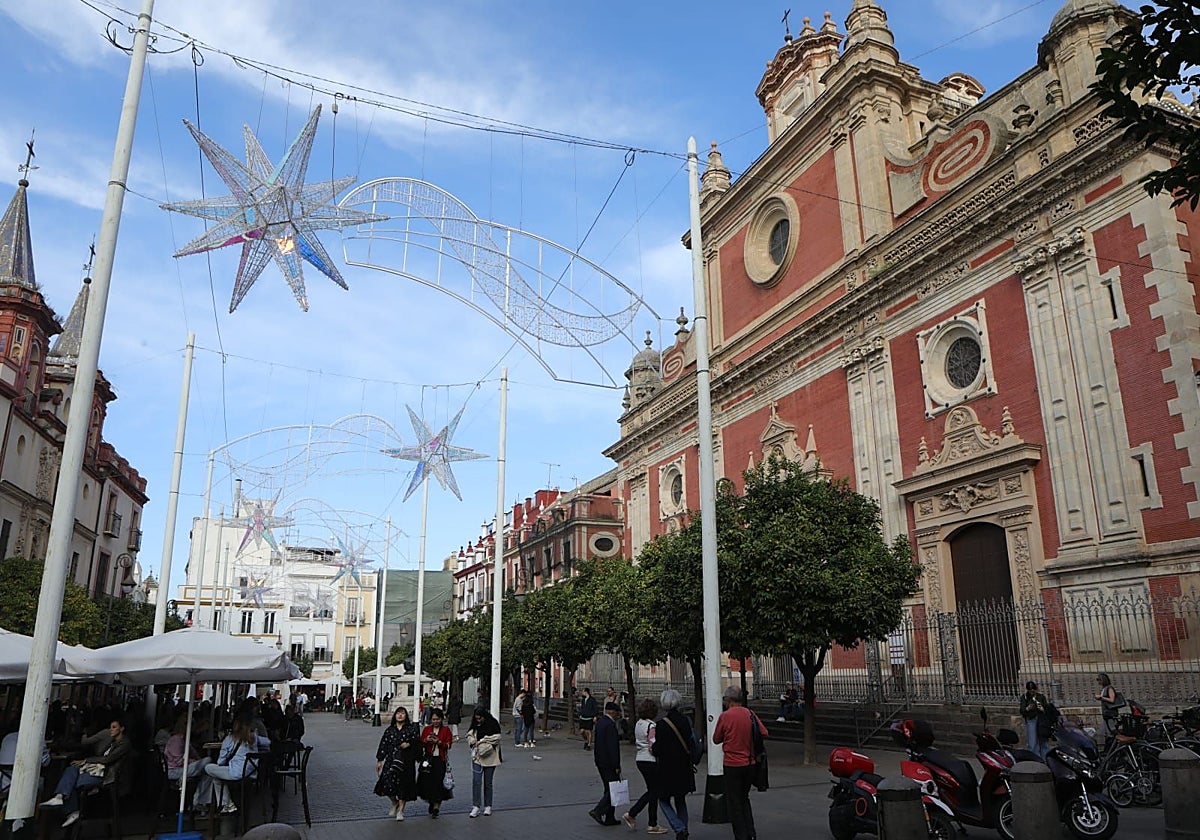 Las luces de Navidad de la plaza del Salvador presentan este año un diseño más discreto