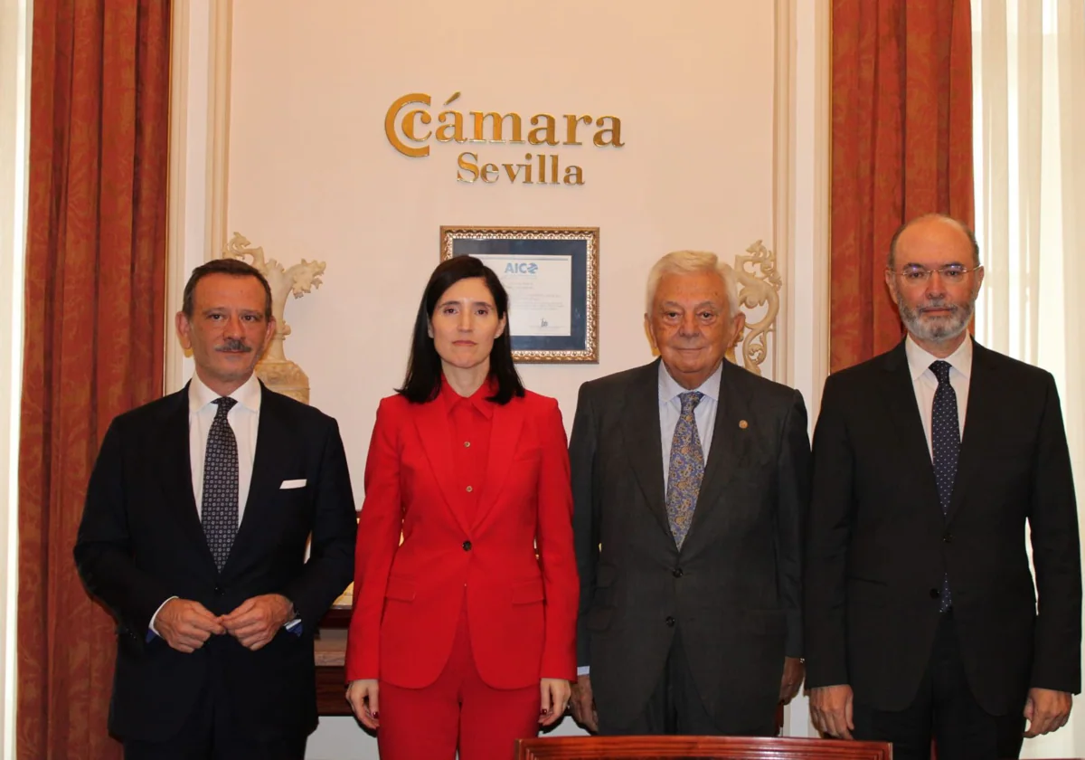 De izquierda a derecha, el director general de TRADE, Antonio Castro Jiménez; la directora ejecutiva de la Cámara de Comercio de España en Estados Unidos, Gemma Cortijo; el presidente de la Cámara de Comercio de Sevilla, Francisco Herrero y el secretario general de Economía de la Junta de Andalucía, José Manuel Alba Torres.