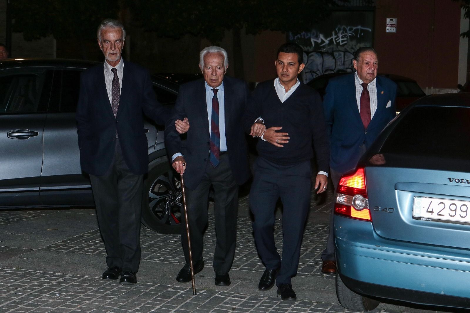 Curro Romero con el doctor Trujillo. Al fondo Pepe Moreno, exhermano mayor de Los Gitanos