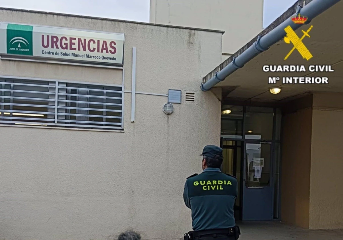 Un agente de la Guardia Civil en la puerta del centro de salud de Cantillana