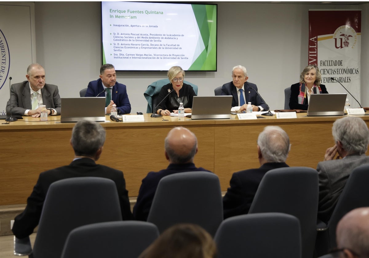 Un momento de la jornada de homenaje al profesor Fuentes Quintana en la Facultad de Económicas de Sevilla