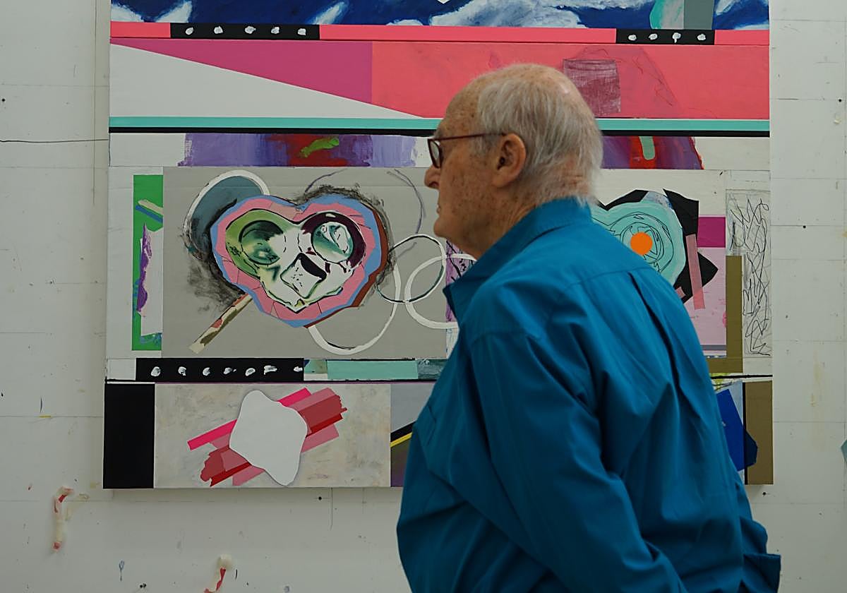 Luis Gordillo, delante de uno de sus cuadros en una imagen de archivo