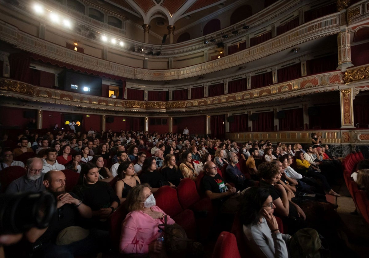 El patio de butacas del teatro Lope de Vega al completo de público