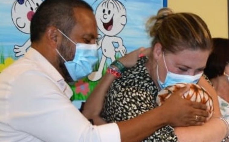 Imagen principal - En la foto superior con sus padres en la unidad de Oncología Infantil del Virgen del Rocío. Debajo, dos imágenes tomadas durante su tratamiento