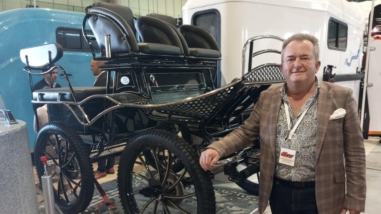 José Manuel Jiménez con uno de sus coches de caballos de preciosa terminación