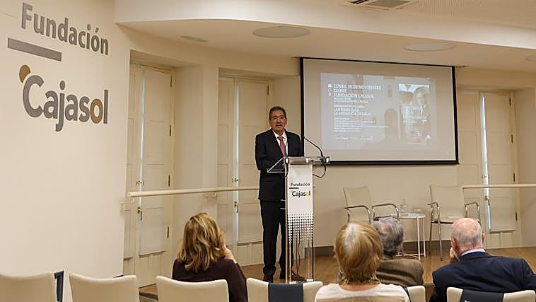 Antonio Pulido, presidente de la Fundación Cajasol, durante la presentación del libro 'La Andalucía de Gala'