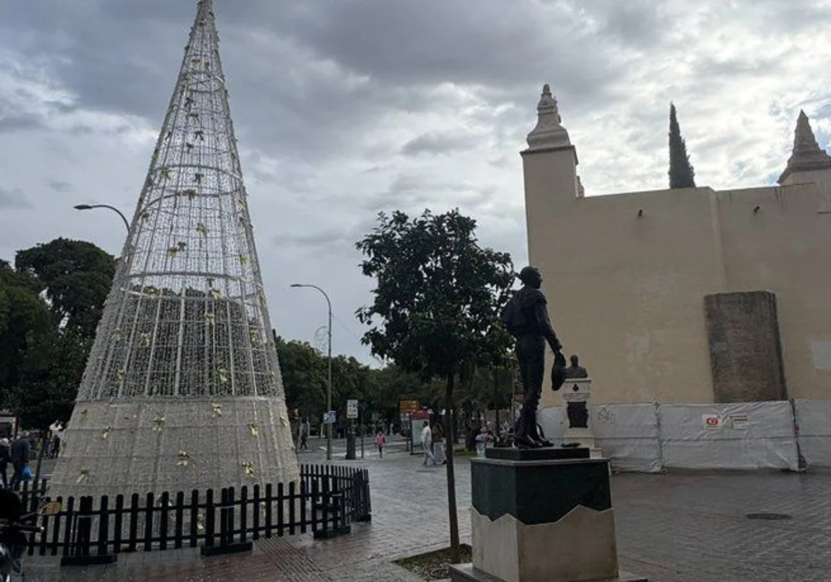 El árbol de Navidad se colocó el viernes en la plaza de la Esperanza Macarena