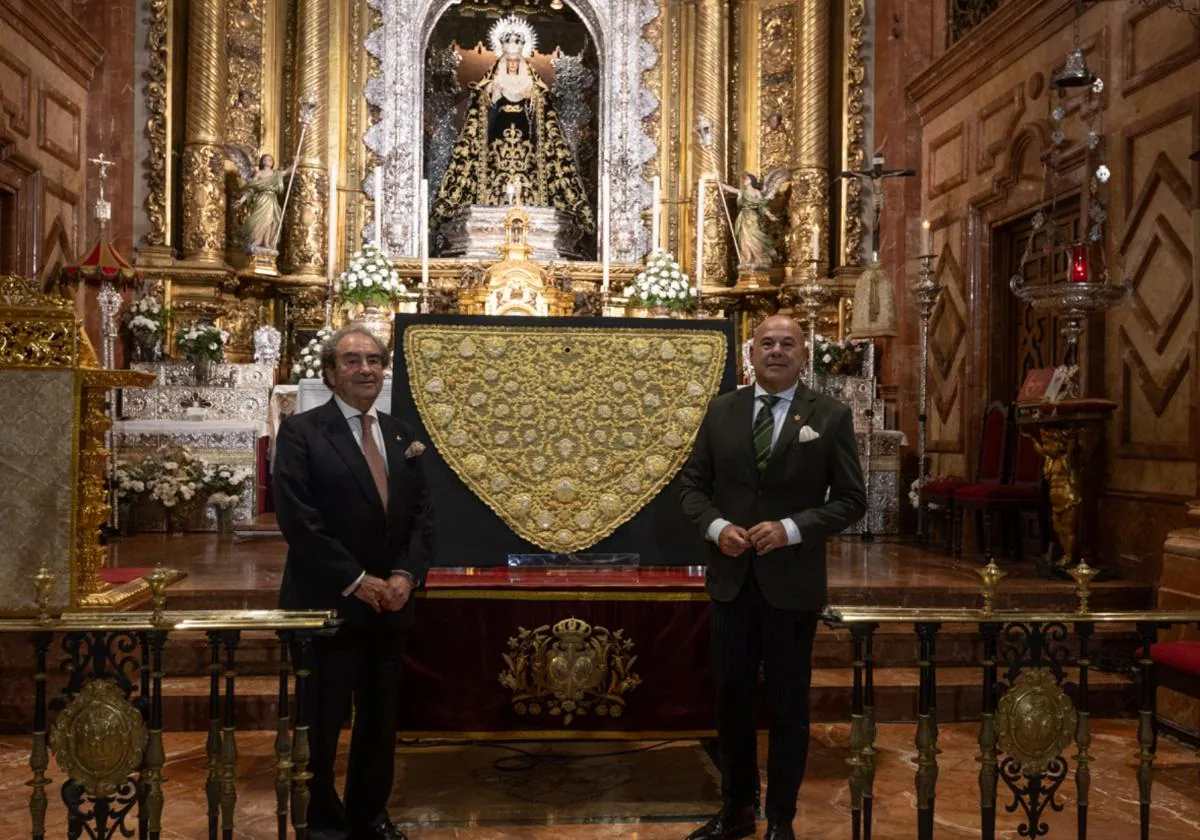 La Macarena ha presentado la réplica de la toca de sobremanto de la Virgen de la Esperanza conocida popularmente como la 'de Juanita Reina