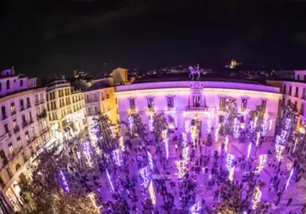 La Plaza del Carmen, donde está el Ayuntamiento de Granada, en la iluminación de 2023