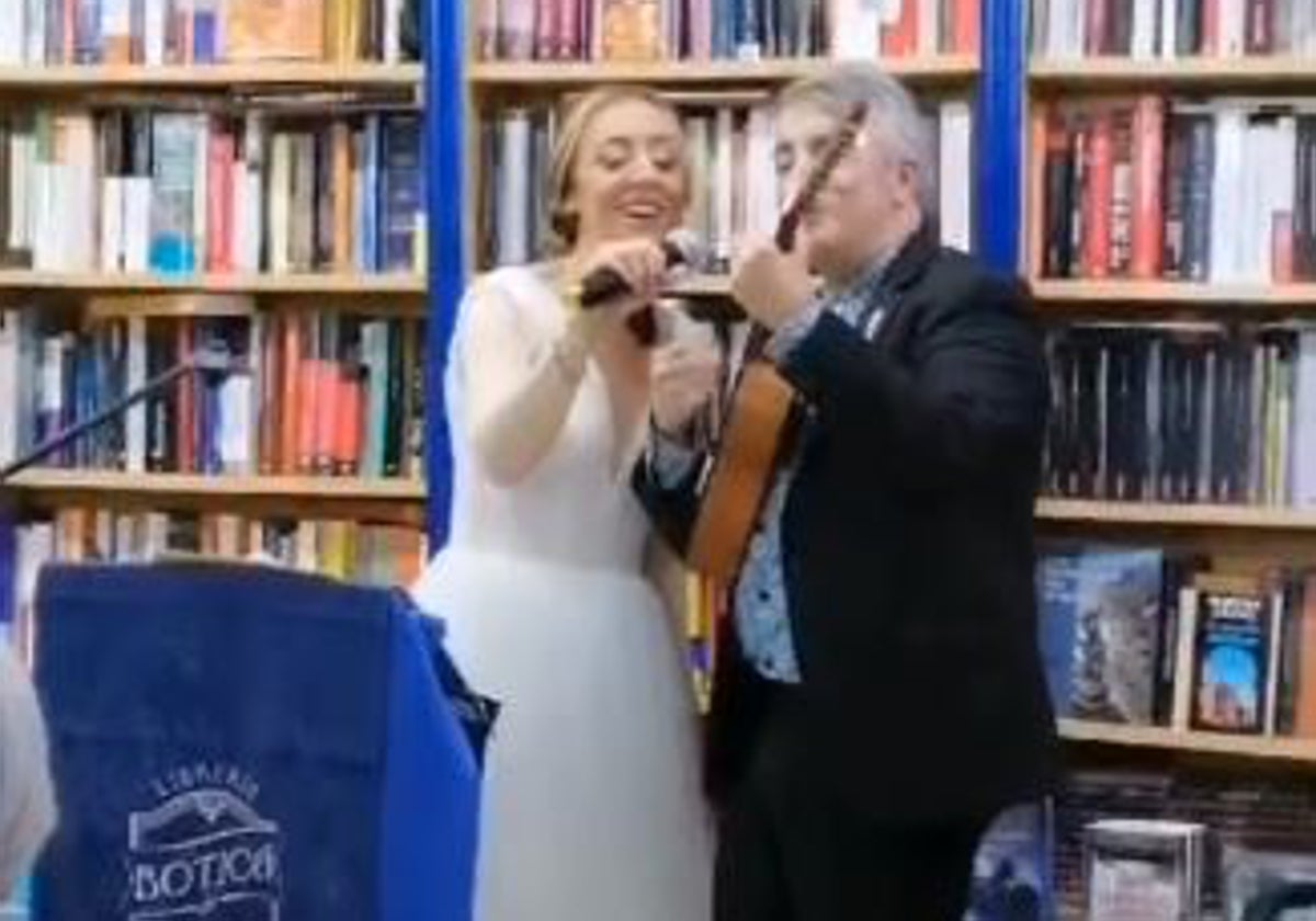 Aída y Martín, durante su boda en la librería sevillana