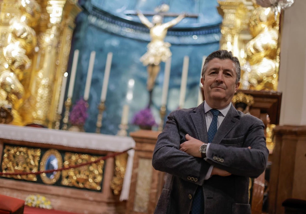 El hermano mayor del Cachorro, José Luis Aldea, delante del crucificado