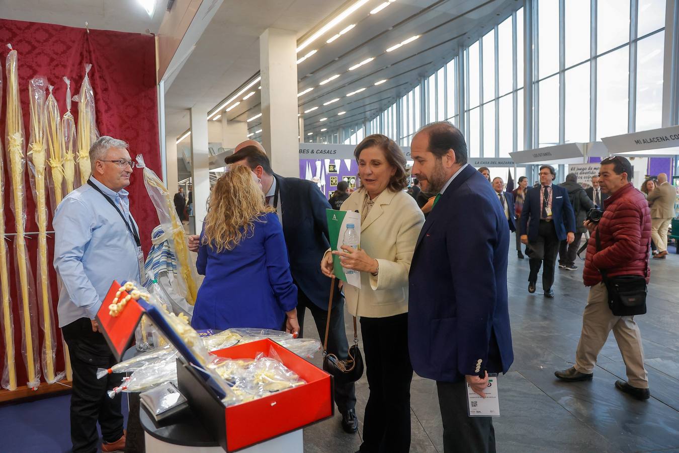 Inauguración de la feria 'Marco' y los distintos stands temáticos relacionados con la música, la artesanía y el comercio cofrade