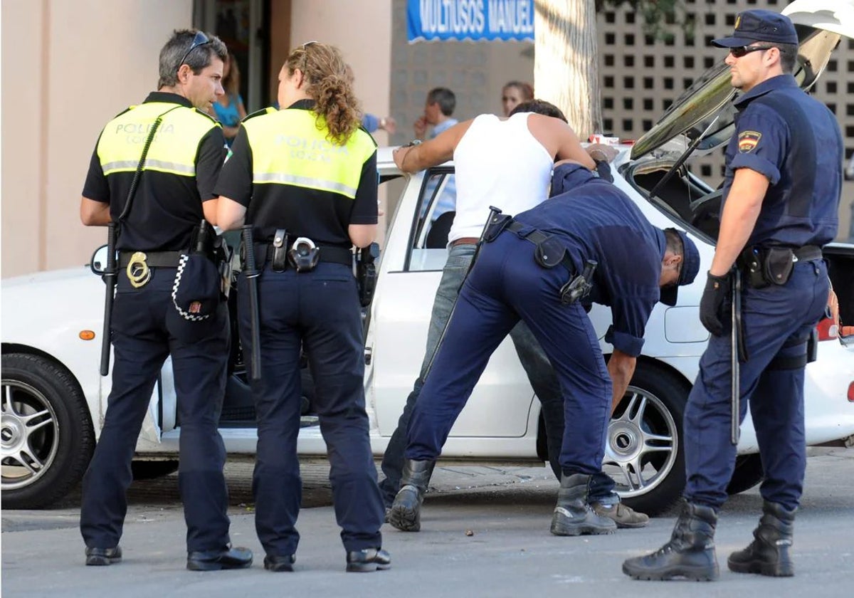 Imagen de archivo de un detenido por un homicidio en Sevilla