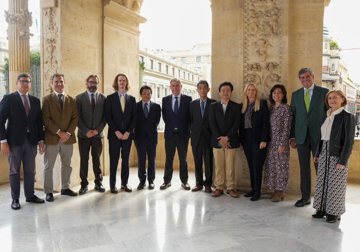 Sanz con la delegación japonesa y miembros del Gobierno municipal