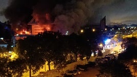 Un incendio de grandes dimensiones se extiende por la primera planta del Auditorio Rocío Jurado de Sevilla