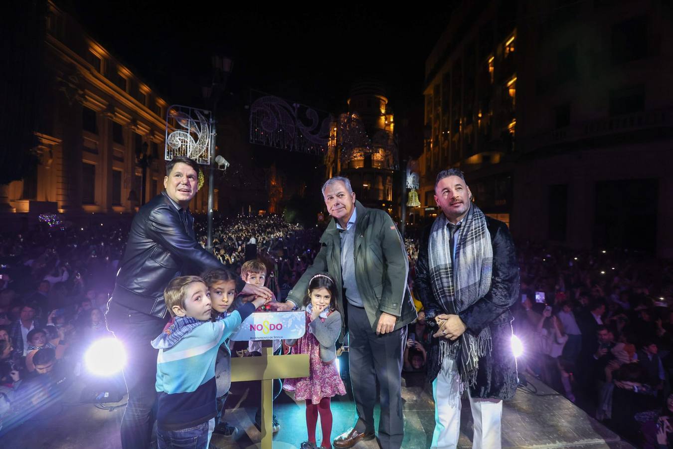 Las luces de Navidad llegaron a las calles de Sevilla y el espectaculo congregó a numeroso público