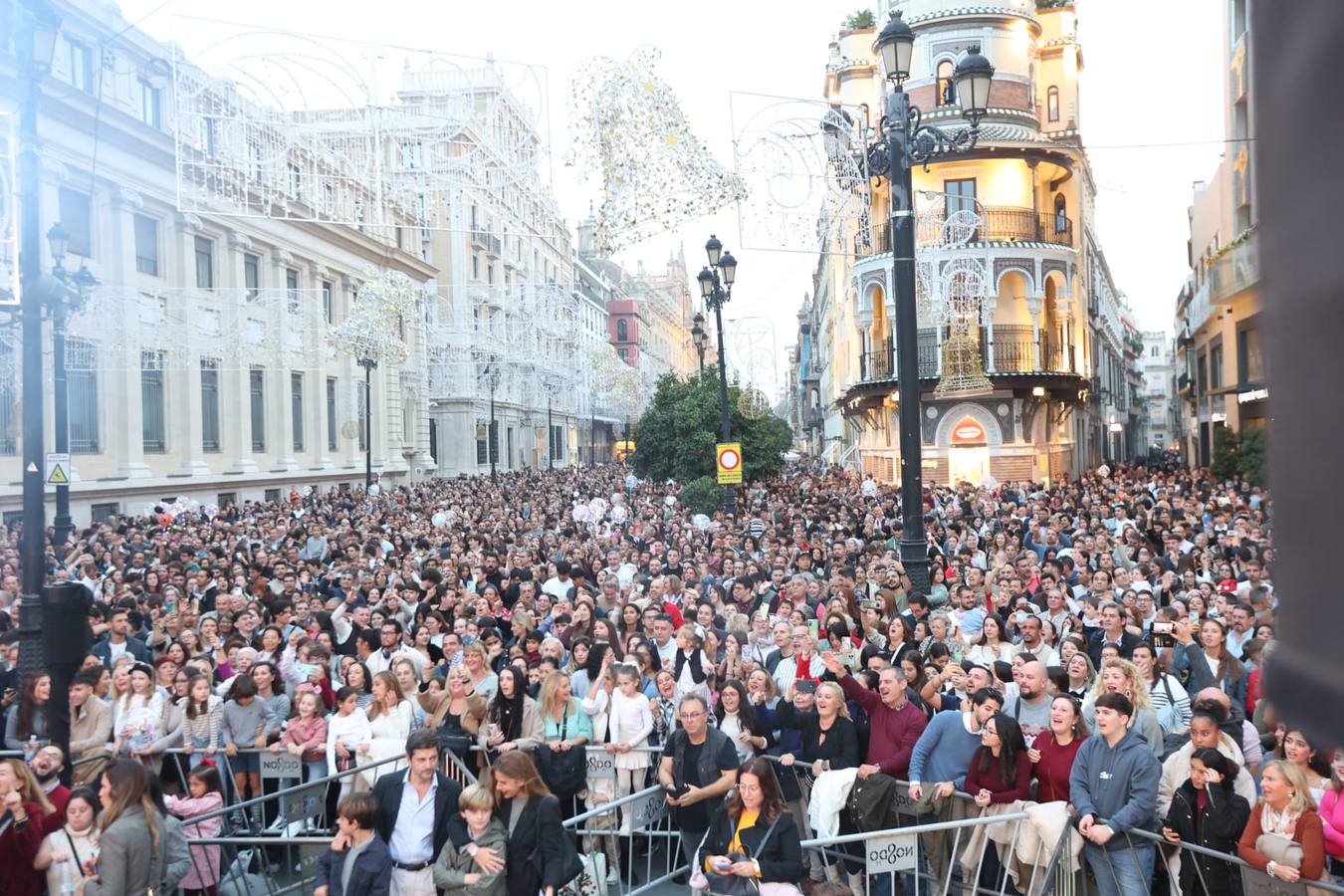 Las luces de Navidad llegaron a las calles de Sevilla y el espectaculo congregó a numeroso público