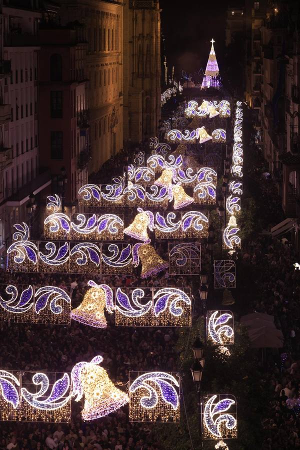 Las luces de Navidad llegaron a las calles de Sevilla y el espectaculo congregó a numeroso público