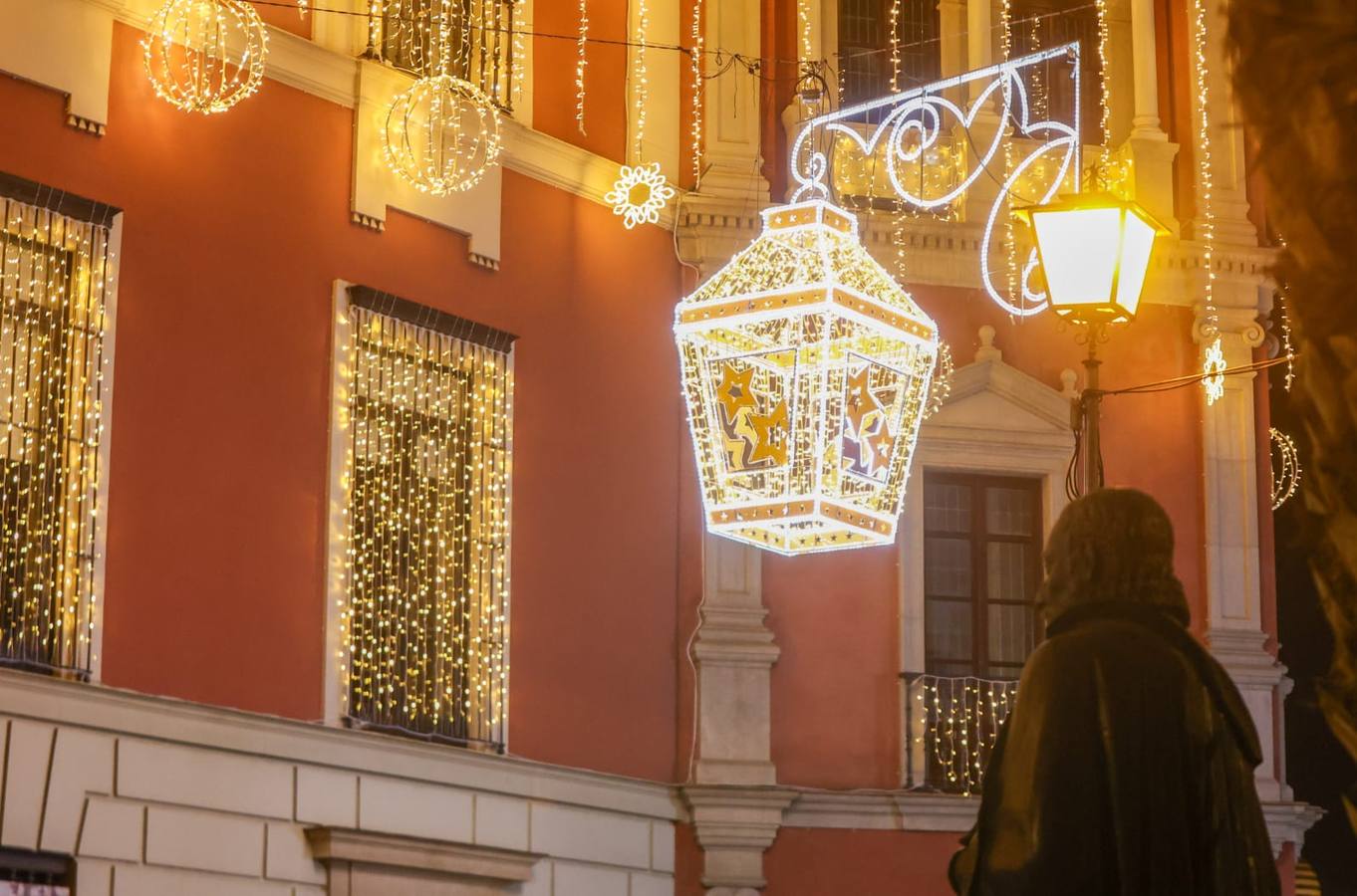 Las luces de Navidad llegaron a las calles de Sevilla y el espectaculo congregó a numeroso público